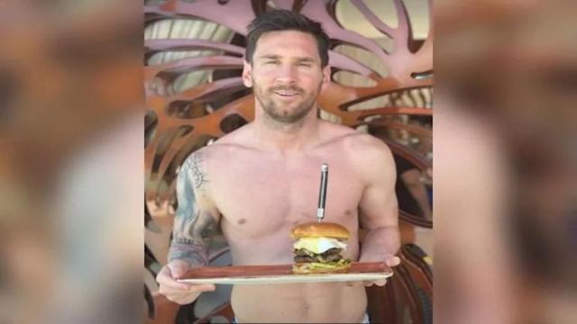 Leo Messi anuncia su propia hamburguesa en prestigiosa cadena de restaurantes 1 Leo Messi anuncia su propia hamburguesa en prestigiosa cadena de restaurantes Una reconocida cadena de restaurantes presentó su nueva apuesta, la hamburguesa 'Messi' en honor al astro argentino del fútbol.