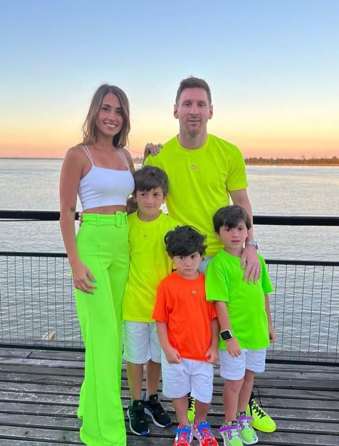 Messi da negativo en prueba de COVID-19 y regresa a París El delantero argentino del París Saint Germain, Lionel Messi, recientemente contagiado por el COVID-19 en sus vacaciones en su natal Rosario, dio negativo y pudo regresar a la capital francesa, anunció el líder de la Ligue 1 este miércoles.