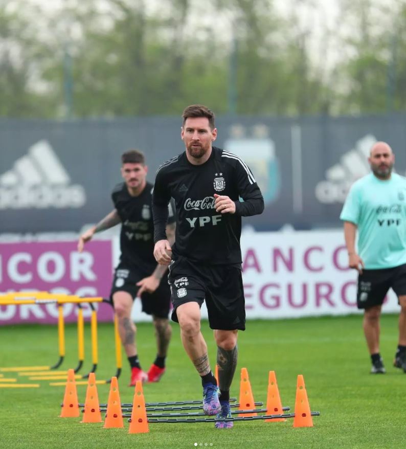 ¡Confirmado! Lionel Messi no jugará contra Colombia en la Eliminatoria 2 ¡Confirmado! Lionel Messi no jugará contra Colombia en la Eliminatoria Desde hace un par de días se venía manejando la versión de que la Selección de Argentina, clasificada anticipadamente para el Mundial Catar 2022, no iba a tener a su jugador más emblemático para sus próximos retos en la Eliminatoria Suramericana, y hace pocos minutos este hecho acaba de ser confirmado.