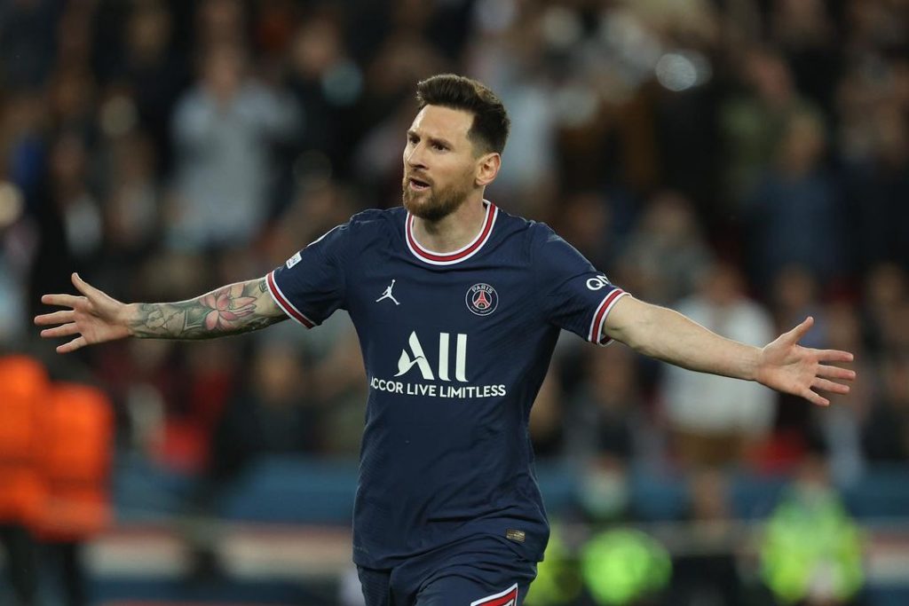 Messi da negativo en prueba de COVID-19 y regresa a París 8 Messi da negativo en prueba de COVID-19 y regresa a París El delantero argentino del París Saint Germain, Lionel Messi, recientemente contagiado por el COVID-19 en sus vacaciones en su natal Rosario, dio negativo y pudo regresar a la capital francesa, anunció el líder de la Ligue 1 este miércoles.