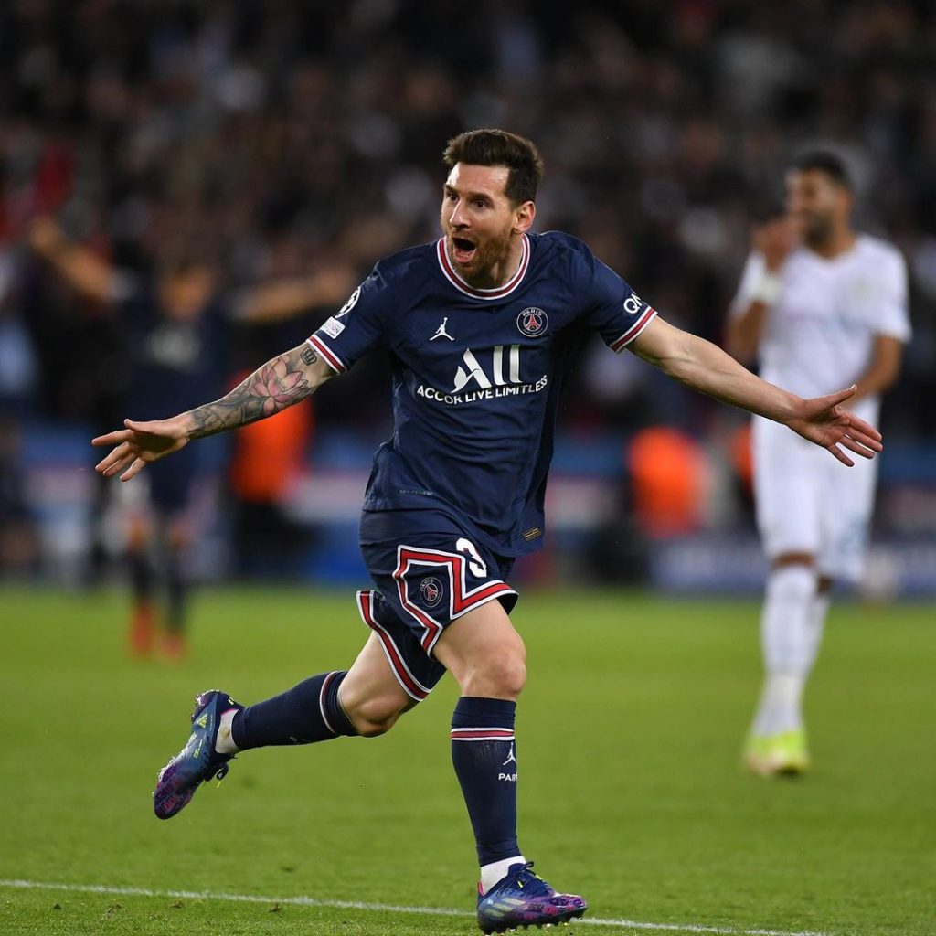 Messi da negativo en prueba de COVID-19 y regresa a París El delantero argentino del París Saint Germain, Lionel Messi, recientemente contagiado por el COVID-19 en sus vacaciones en su natal Rosario, dio negativo y pudo regresar a la capital francesa, anunció el líder de la Ligue 1 este miércoles.