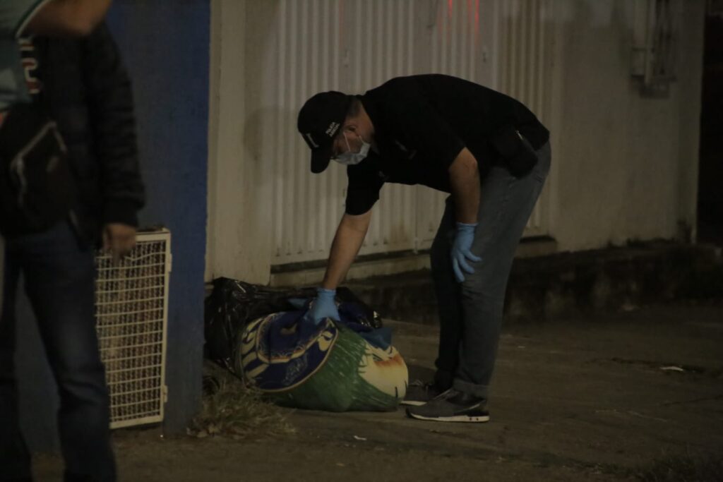Detalles del asesinato de la mujer que fue dejada en una maleta 2 Detalles del asesinato de la mujer que fue dejada en una maleta El desprecio por la vida quedó demostrado en la actuación del homicida, quien no tuvo reparo en amarrarla de pies y manos, acomodarla en una posición fetal para abandonar su cadáver en la vía pública, a unos metros del parque Simón Bolívar.