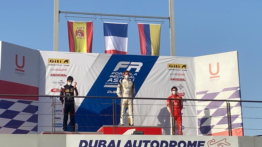 Sebastián Montoya en el podio de la primera carrera de FRAC en Dubái El piloto de la escudería Telmex Claro finalizó este sábado en la tercera posición de la carrera de la segunda ronda en la Fórmula Regional Asiática (FRAC), que lo mantienen como líder del campeonato, que tendrá que revalidar en las dos carreras de este domingo.