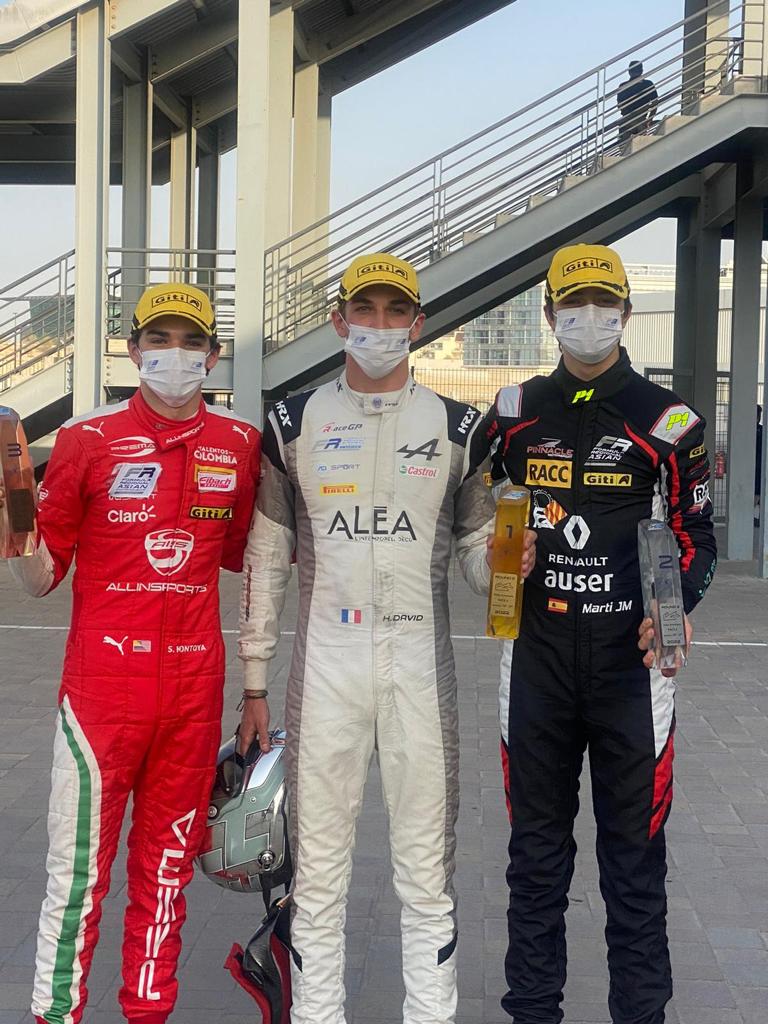 Sebastián Montoya en el podio de la primera carrera de FRAC en Dubái 1 Sebastián Montoya en el podio de la primera carrera de FRAC en Dubái El piloto de la escudería Telmex Claro finalizó este sábado en la tercera posición de la carrera de la segunda ronda en la Fórmula Regional Asiática (FRAC), que lo mantienen como líder del campeonato, que tendrá que revalidar en las dos carreras de este domingo.