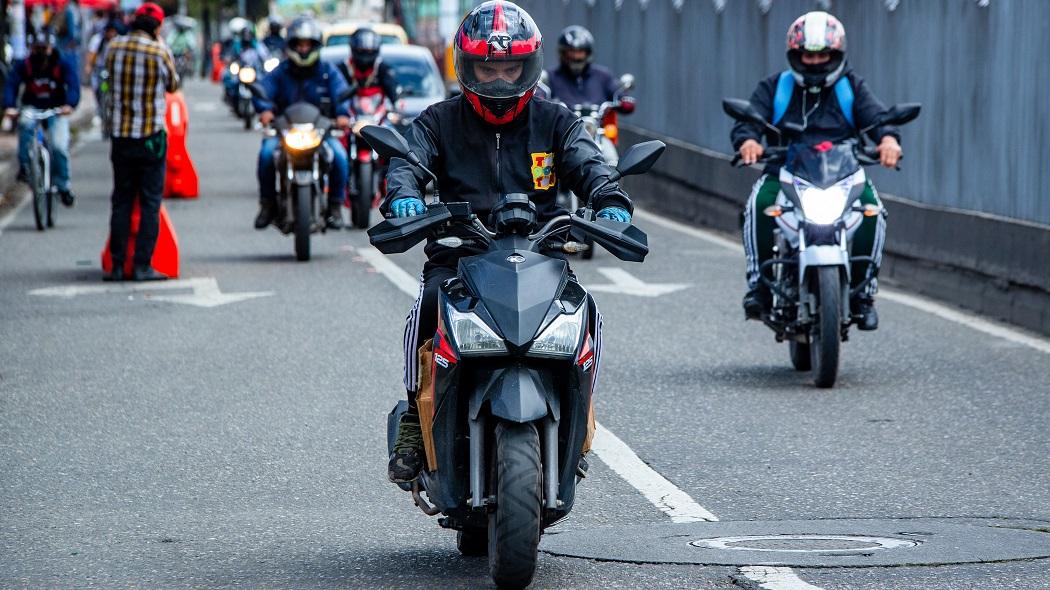 No habrá restricción de parrillero en moto en Bogotá 1 No habrá restricción de parrillero en moto en Bogotá Ante esta difícil situación, algunos ciudadanos opinan que se debería restringir el parrillero en moto como se ha hecho en ocasiones anteriores, pero con respecto a este planteamiento, el Distrito expresó hace pocos minutos que esta medida no se considera eficaz y que por ello no se contempla.