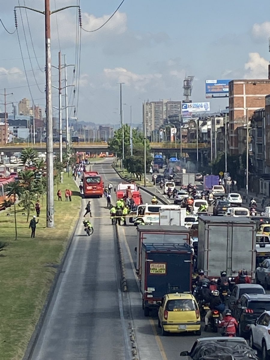 Trágica mañana de pareja en moto Mientras unos paramédicos subían a la camilla a un hombre para movilizarlo en una ambulancia a un hospital, y así salvarle la vida, su pareja estaba tendida en el suelo a pocos metros, sin signos vitales y con lago hemático a su alrededor.