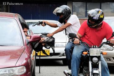 No habrá restricción de parrillero en moto en Bogotá Ante esta difícil situación, algunos ciudadanos opinan que se debería restringir el parrillero en moto como se ha hecho en ocasiones anteriores, pero con respecto a este planteamiento, el Distrito expresó hace pocos minutos que esta medida no se considera eficaz y que por ello no se contempla.
