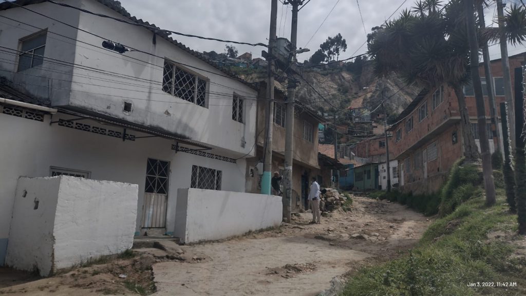 En Soacha: terrible hallazgo de una mujer en un costal 1 En Soacha: terrible hallazgo de una mujer en un costal En un potrero baldío, aledaño al barrio La Capilla de Soacha, duró más de 48 horas un misterioso costal. Nadie se había percatado de qué había adentro, hasta que unos vecinos extrañados decidieron indagar por su cuenta y se dieron cuenta del aterrador hallazgo.