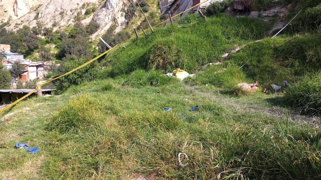 En Soacha: terrible hallazgo de una mujer en un costal En un potrero baldío, aledaño al barrio La Capilla de Soacha, duró más de 48 horas un misterioso costal. Nadie se había percatado de qué había adentro, hasta que unos vecinos extrañados decidieron indagar por su cuenta y se dieron cuenta del aterrador hallazgo.