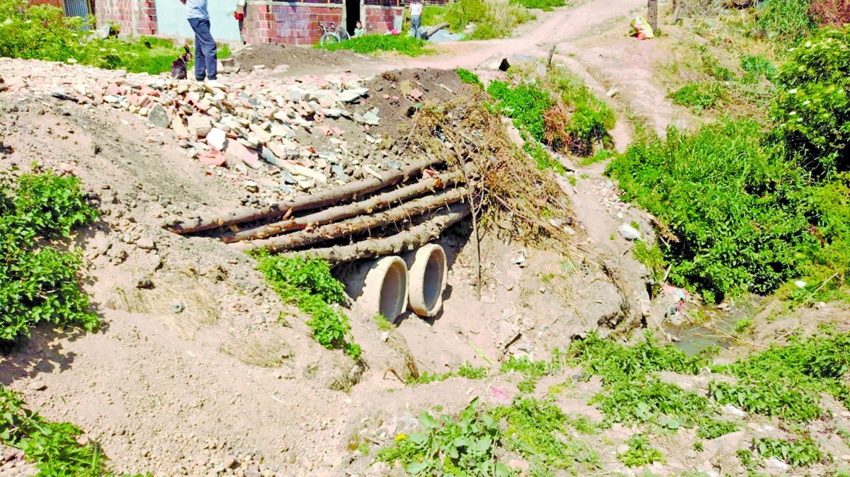 Hallan el cuerpo de una joven en caño de Usme 1 Hallan el cuerpo de una joven en caño de Usme En el interior de la quebrada de Yomasa, justo en el punto que divide los barrios Villa Diana y Tihuaque (en Usme), hay unos tubos de concreto que, al parecer, cumplen la función de ser los que sostienen un camino destapado por el que transitan los habitantes del sector. Allí, en medio de estos ductos de color gris, fue hallado ayer el cadáver de una mujer.