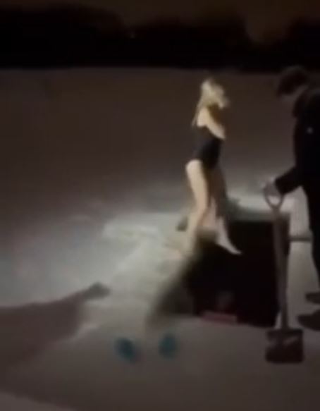 EN VIDEO: Mujer fallece en ritual en Rusia tras lanzarse en agua helada En medio de un ritual que practican varios feligreses en todo el territorio ruso, quedó en video el fatídico momento en el que una mujer, por la práctica de un ritual que aparentemente posee propiedades curativas, se lanzó a un río con agua completamente helada; en medio de los gritos y desespero de la gente, entre ellos sus hijos, la mujer en un abrir y cerrar de ojos no volvió a salir a la superficie. 