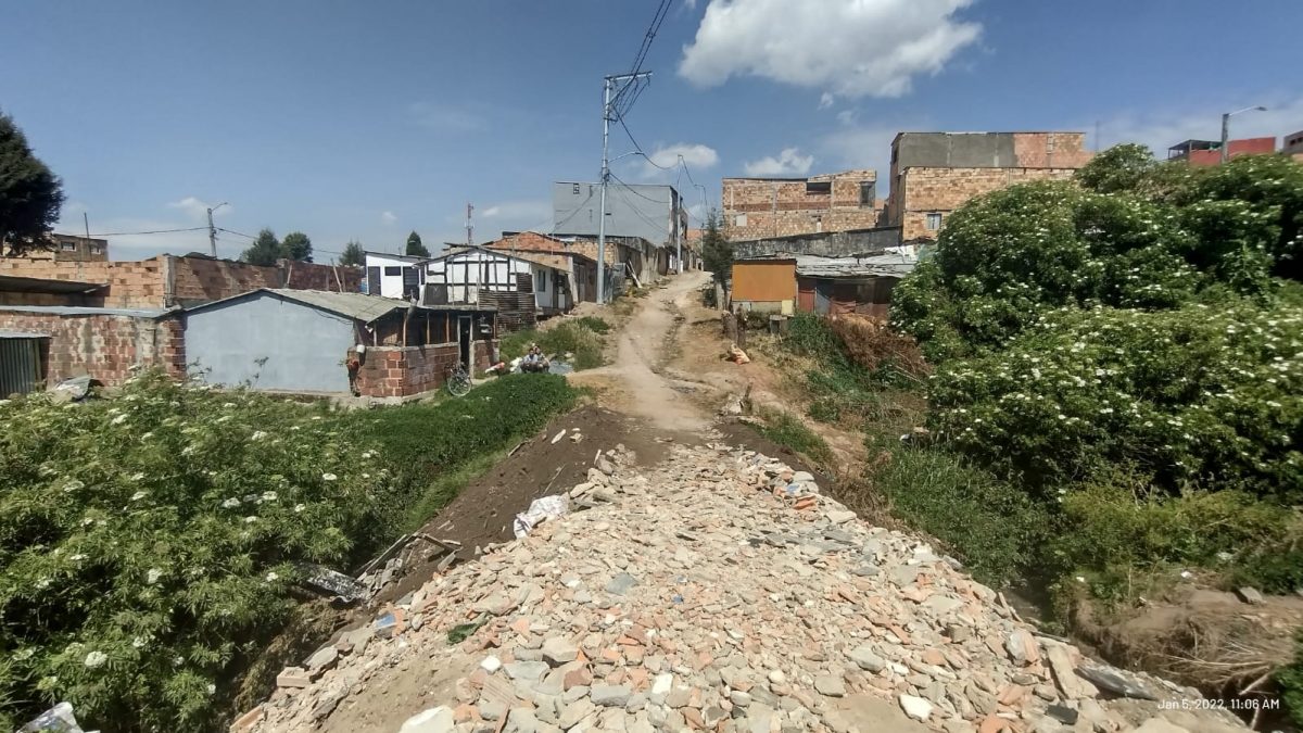 Hallan el cuerpo de una joven en caño de Usme 10 Hallan el cuerpo de una joven en caño de Usme En el interior de la quebrada de Yomasa, justo en el punto que divide los barrios Villa Diana y Tihuaque (en Usme), hay unos tubos de concreto que, al parecer, cumplen la función de ser los que sostienen un camino destapado por el que transitan los habitantes del sector. Allí, en medio de estos ductos de color gris, fue hallado ayer el cadáver de una mujer.