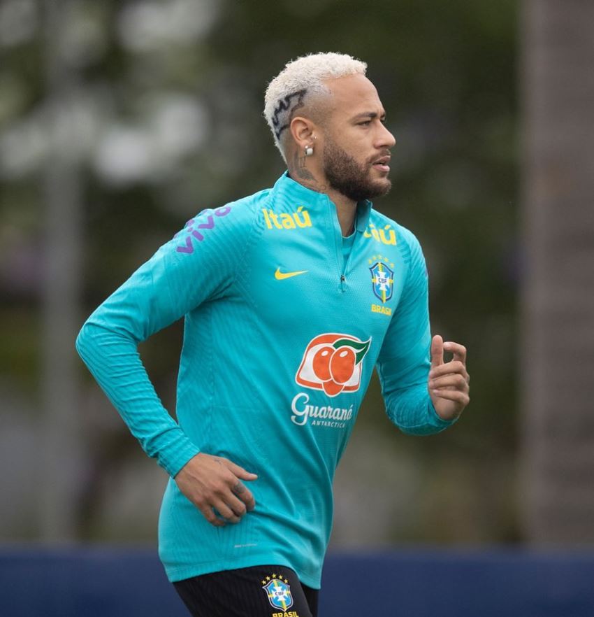Se estrena la miniserie documental de Neymar en Netflix 1 Se estrena la miniserie documental de Neymar en Netflix Este martes Netflix estrenará la miniserie documental 'El caos perfecto', una mirada profunda a la vida del futbolista brasilero de 29 años, Neymar Jr.