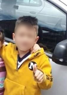¡Salvaje! Padrastro asesinó a niño de una puñalada, en Kennedy A pocos metros de un oso de felpa con el que dormía abrazado el pequeño Cristian, quedó la navaja que usó su padrastro para arrebatarle la vida mientras dormía plácidamente en su cama en la madrugada de ayer.