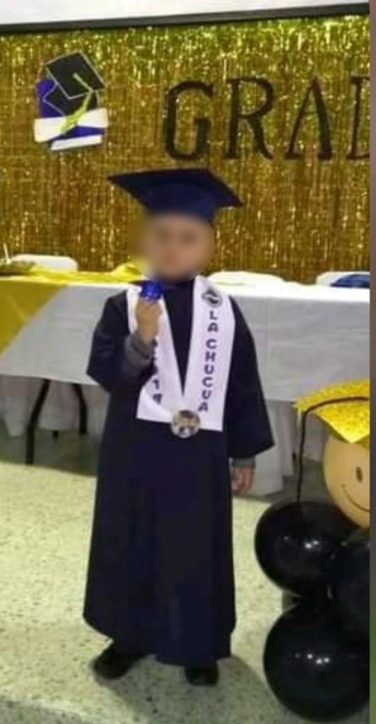 ¡Salvaje! Padrastro asesinó a niño de una puñalada, en Kennedy 1 ¡Salvaje! Padrastro asesinó a niño de una puñalada, en Kennedy A pocos metros de un oso de felpa con el que dormía abrazado el pequeño Cristian, quedó la navaja que usó su padrastro para arrebatarle la vida mientras dormía plácidamente en su cama en la madrugada de ayer.