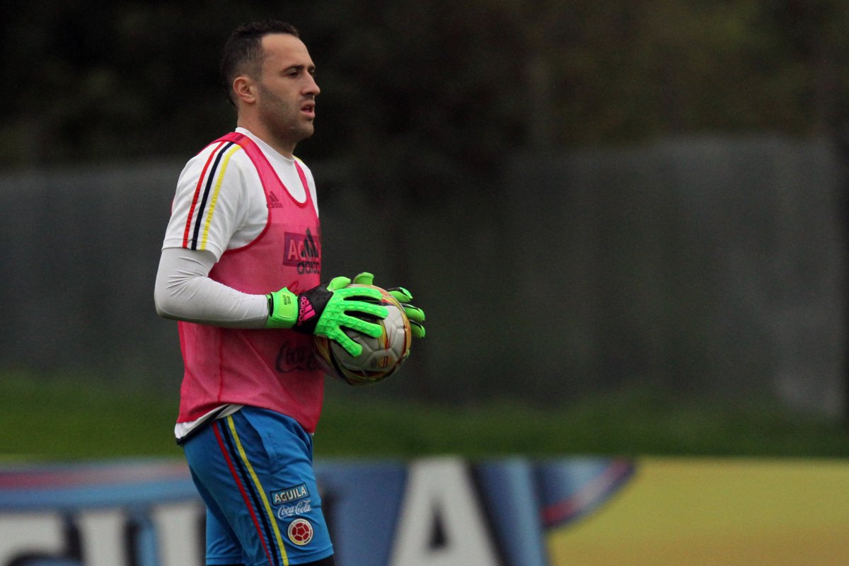 Por una intoxicación David Ospina sería duda ante Argentina 1 Por una intoxicación David Ospina sería duda ante Argentina Este domingo, la Selección Colombia masculina de mayores entrenó en la sede deportiva de Talleres de Córdoba, alistando su compromiso ante Argentina, que se disputará este martes (6:30 p.m.) por las clasificatorias al Mundial de Catar, pero ya tendría un dolor de cabeza que nos afectaría para enfrentar a los dirigidos por Lionel Scaloni.