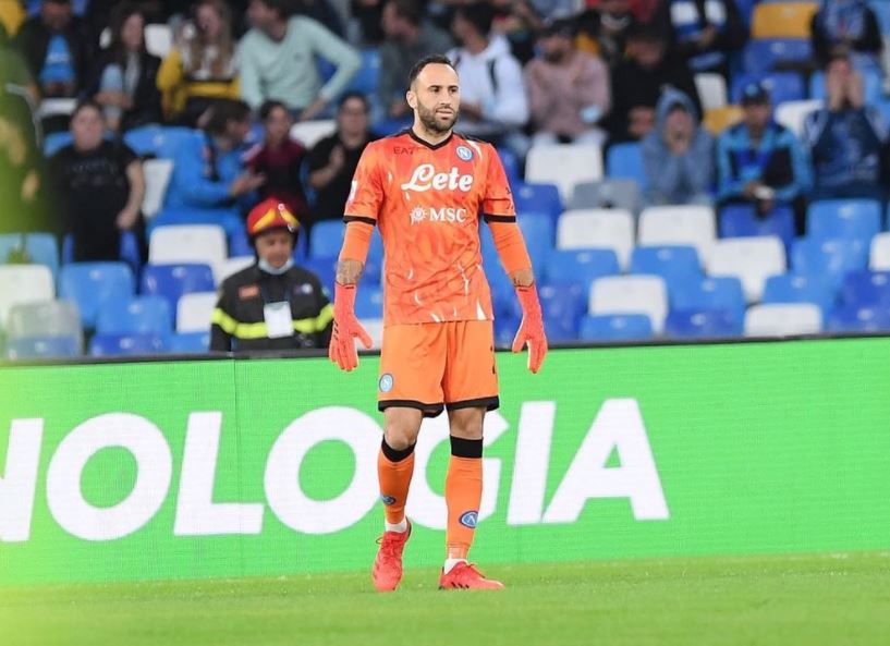 ¿Dejará el Nápoli? David Ospina suena para llegar al Real Madrid 2 ¿Dejará el Nápoli? David Ospina suena para llegar al Real Madrid David Ospina vive uno de los mejores momentos en su carrera. Con el Nápoli de Italia, el arquero antioqueño se ha consolidado como figura, pues de 19 partidos que ha disputado en la Serie A, en 10 de estos no recibió goles.