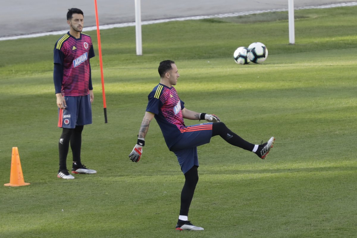 Por una intoxicación David Ospina sería duda ante Argentina 2 Por una intoxicación David Ospina sería duda ante Argentina Este domingo, la Selección Colombia masculina de mayores entrenó en la sede deportiva de Talleres de Córdoba, alistando su compromiso ante Argentina, que se disputará este martes (6:30 p.m.) por las clasificatorias al Mundial de Catar, pero ya tendría un dolor de cabeza que nos afectaría para enfrentar a los dirigidos por Lionel Scaloni.