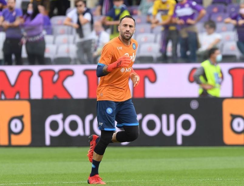 ¿Dejará el Nápoli? David Ospina suena para llegar al Real Madrid David Ospina vive uno de los mejores momentos en su carrera. Con el Nápoli de Italia, el arquero antioqueño se ha consolidado como figura, pues de 19 partidos que ha disputado en la Serie A, en 10 de estos no recibió goles.