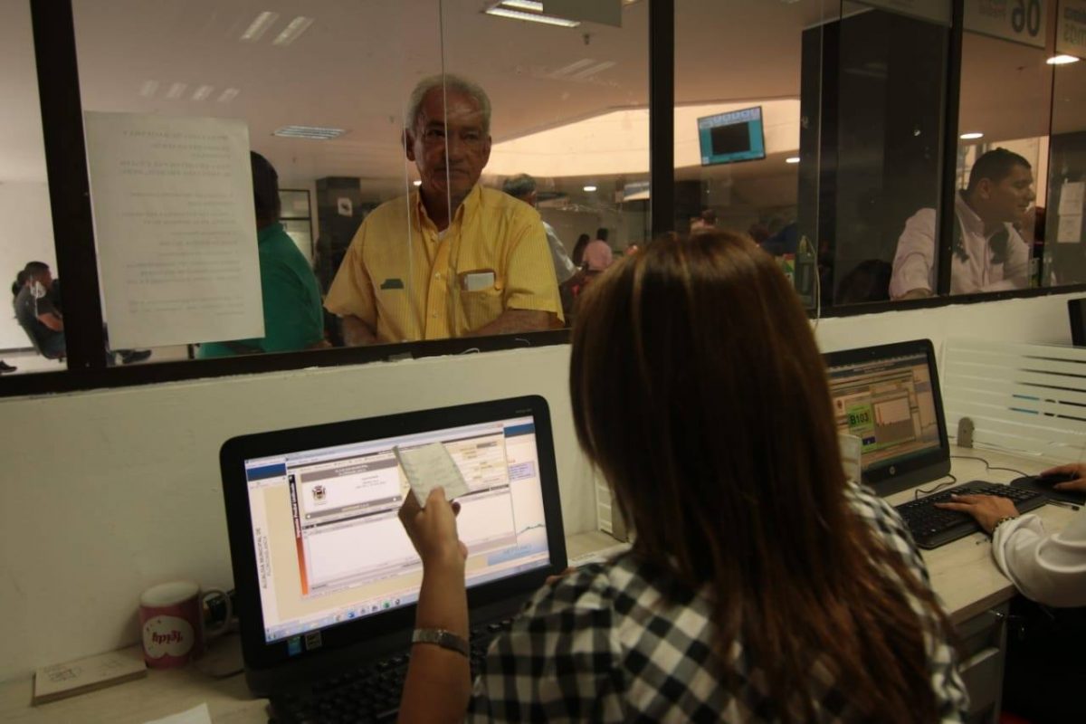 Vea el paso paso para descargar y pagar el impuesto predial Desde este próximo 18 de abril, los bogotanos podrán descargar su factura del impuesto Predial con tan solo realizar dos sencillos pasos y pagarlo ya sea de forma presencial o virtual.