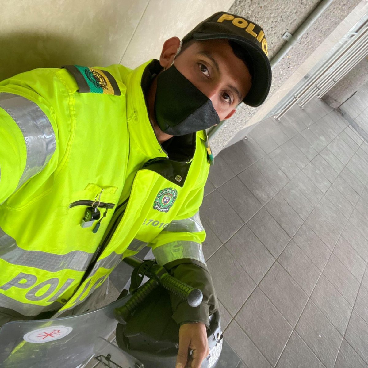 Puñalada letal al patrullero Javier a las afueras de bar en Fontibón Segundos después de que el patrullero de la Policía Nacional, Javier Darío Bedoya Flórez, le arrojara una silla a unos sujetos con los que estaba sosteniendo una acalorada discusión al interior de un bar, caminó a la puerta con el fin de huir del problema. Sin embargo, su verdugo se le fue detrás empuñando un cuchillo.
