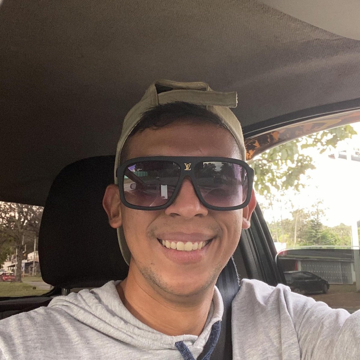 Puñalada letal al patrullero Javier a las afueras de bar en Fontibón Segundos después de que el patrullero de la Policía Nacional, Javier Darío Bedoya Flórez, le arrojara una silla a unos sujetos con los que estaba sosteniendo una acalorada discusión al interior de un bar, caminó a la puerta con el fin de huir del problema. Sin embargo, su verdugo se le fue detrás empuñando un cuchillo.