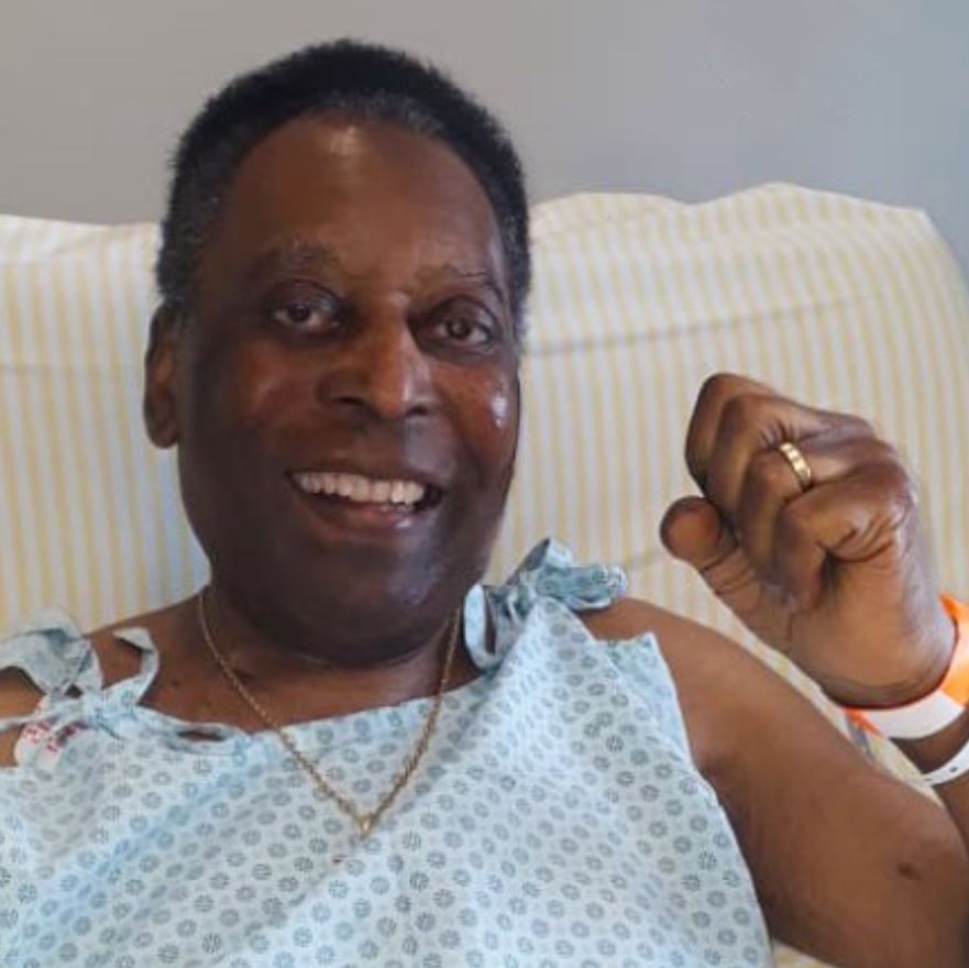 Pelé, grave por el avance de su cáncer El 10 histórico de la selección de fútbol de Brasil, Edson Arantes Do Nascimento, Pelé, fue hospitalizado en el Hospital Albert Einstein en Sao Paulo; en esta ocasión la visita al centro médico se originó por un deterioro en su salud, además de un cáncer que padece desde hace un largo tiempo.