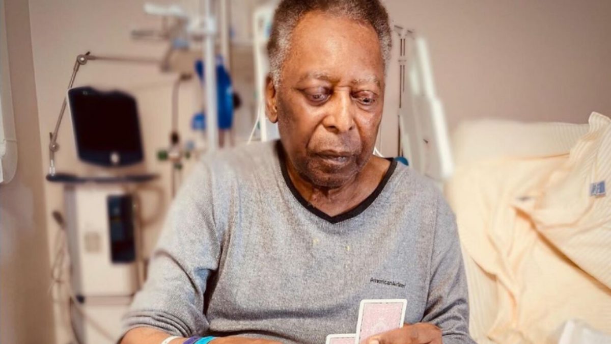 Con emotivas imágenes se confirmó que Pelé pasará la Navidad en el hospital Kely Cristina Nascimento, hija del exastro brasileño del fútbol Pelé, compartió en la noche del viernes una foto abrazando a su padre en la cama del hospital donde permanece internado, junto al mensaje “Seguimos aquí, en la lucha y en la fe. Una noche más juntos”.