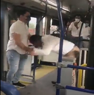 EN VIDEO: A las manos se fueron conductor y pasajero en un bus 1 EN VIDEO: A las manos se fueron conductor y pasajero en un bus Una fuerte discusión se presentó al interior de un bus de transporte público en Cartagena, cuando un pasajero timbró para bajarse y el conductor no paró.