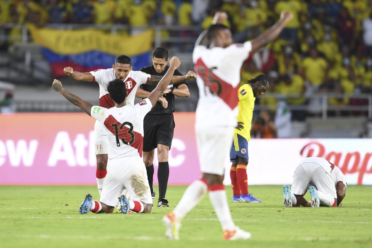 ¡556 minutos sin anotar un gol, así es muy difícil clasificar al Mundial! Y para completar la desazón, Colombia perdió tres puntos hoy contra Perú que nos tiene contra las cuerdas, aturdido, desorientado, con una racha de 556 minutos sin anotar, con amnesia de triunfos, un técnico como Reinaldo Rueda que no genera tranquilidad y tres partidos por delante en los que se deberá apelar a lo mejor de nuestros jugadores para soñar con el cupo.