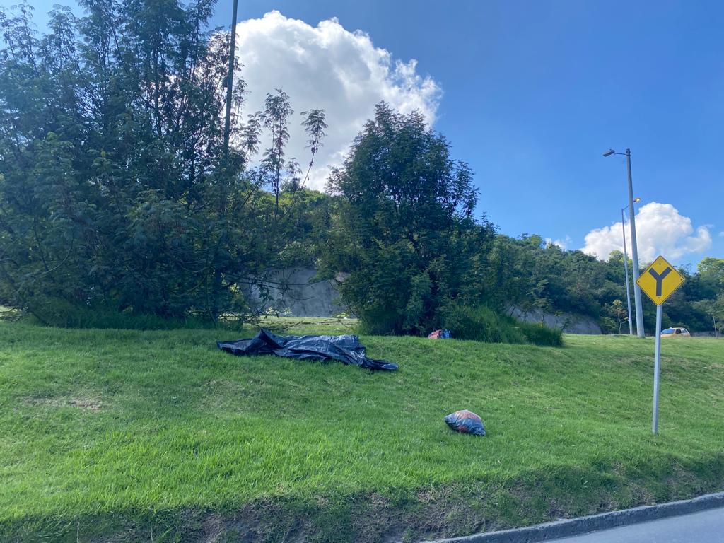 Asesinado con el pico de una botella en el separador 1 Asesinado con el pico de una botella en el separador Luis Alberto Gil Gómez llevaba aproximadamente 24 horas muerto en el separador de la Calle 170 con Carrera 78, a la altura de San José de Bavaria (en Suba), sin que nadie se percatara de su cadáver.