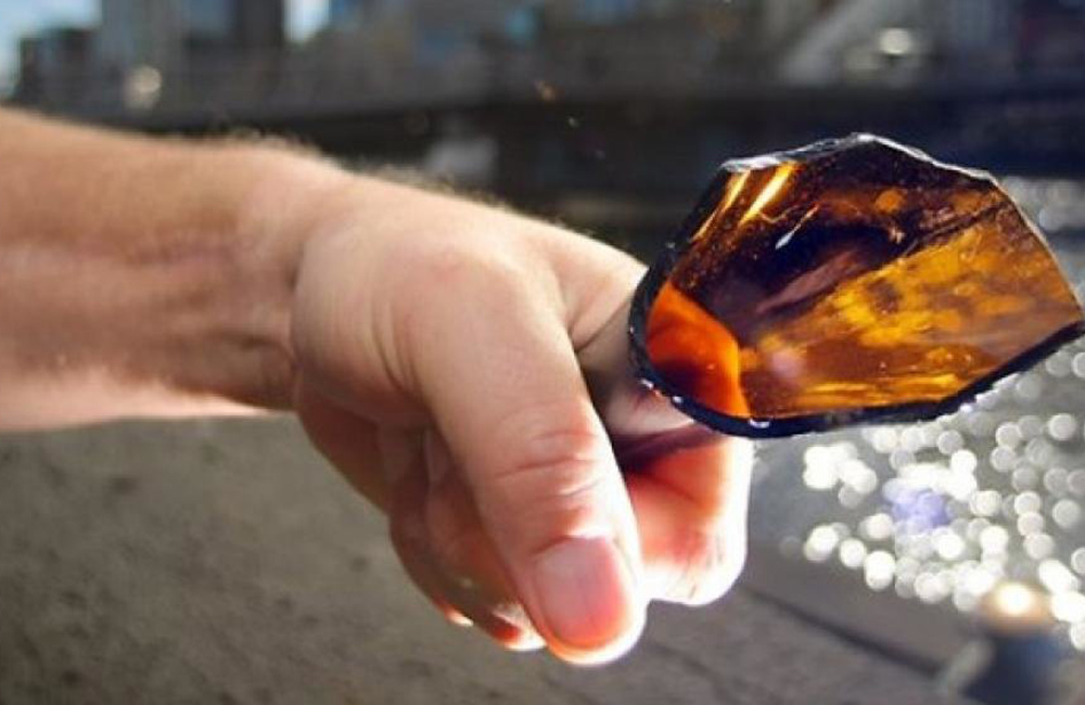 Asesinado con el pico de una botella en el separador 2 Asesinado con el pico de una botella en el separador Luis Alberto Gil Gómez llevaba aproximadamente 24 horas muerto en el separador de la Calle 170 con Carrera 78, a la altura de San José de Bavaria (en Suba), sin que nadie se percatara de su cadáver.