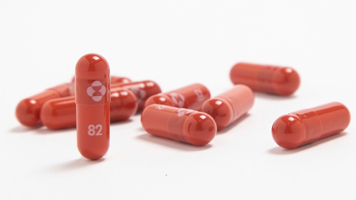 Invima da 'luz verde' para el uso de pastilla contra COVID-19 en Colombia 1 Invima da 'luz verde' para el uso de pastilla contra COVID-19 en Colombia El Instituto Nacional de Vigilancia de Medicamentos y Alimentos (Invima) autorizó este viernes el uso del medicamento molnupiravir para el tratamiento contra covid-19, desarrollado por la farmacéutica Merck Sharp & Dohme.