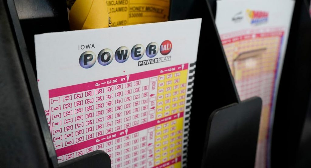 ¡Mucho billete! Lotería en EE. UU. entregará un premio asombroso 4 ¡Mucho billete! Lotería en EE. UU. entregará un premio asombroso Ganarse la lotería es el anhelo de muchos, pero quedarse con el Powerball ya es un nivel aparte. Hasta este lunes contaba con un premio de 575 millones de dólares, pero este se quedó sin ganador y el botín aumentó a 610 millones, lo que equivale ¡a 2.4 billones de pesos! El sorteo será esta noche.