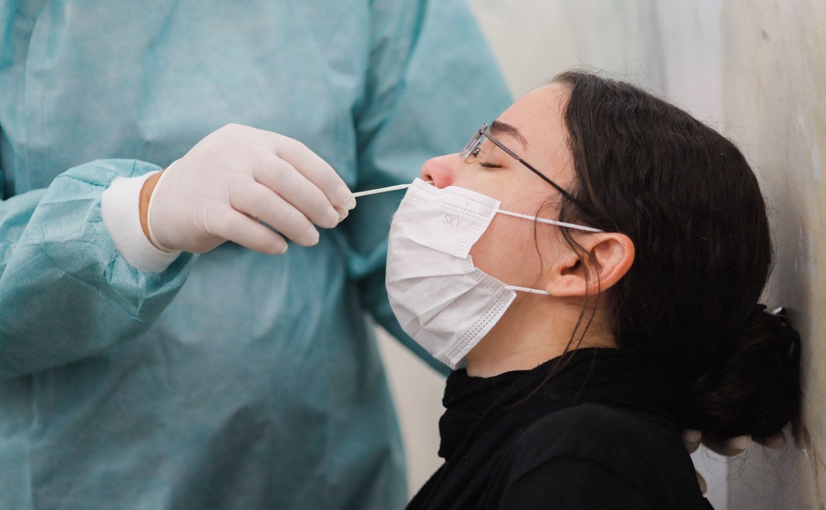 Este sábado se registraron 189 muertes y más de 6 mil nuevos casos de COVID-19 El Ministerio de Salud informó este sábado de 6.572 nuevos casos de coronavirus, de las 24.053 pruebas que se realizaron para el reporte diario de contagios. Además, fallecieron 189 personas por cuenta del virus.