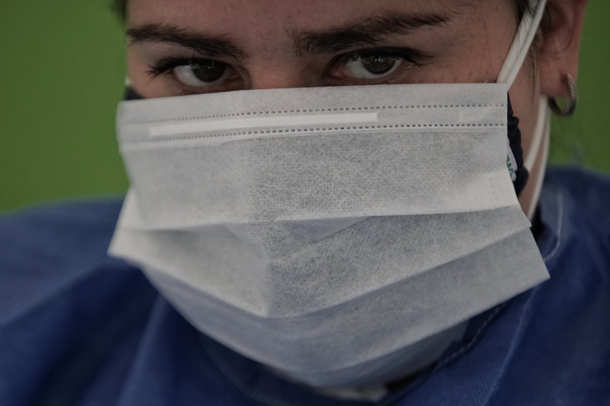 Hombre dio positivo para COVID-19 durante 232 días 2 Hombre dio positivo para COVID-19 durante 232 días Investigadores del Instituto Pasteur (Francia), la Universidad de Sao Paulo y la Fundación Oswaldo Cruz (Brasil) han documentado el caso de un hombre de 38 años que siguió dando positivo en COVID-19 al menos durante 232 días.