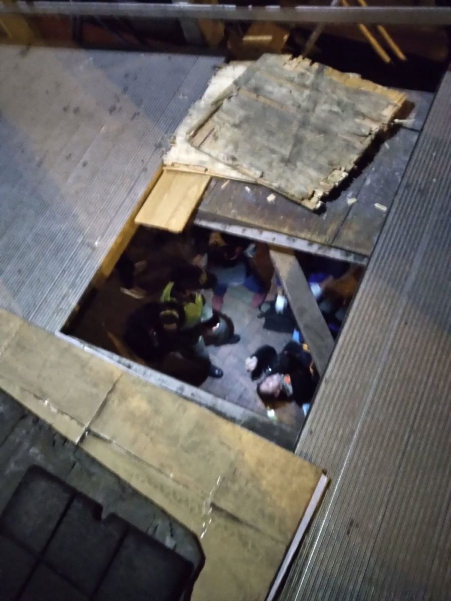 7 costillas rotas por tremenda caída en hueco de puente peatonal 1 7 costillas rotas por tremenda caída en hueco de puente peatonal Entre el momento en que Isabel Reina, Gloria Tamayo y una tercera mujer cayeron de un puente peatonal, transcurrieron tan solo 15 minutos. La causa de los tres accidentes fue el mismo: el pésimo estado en el que se encuentra la estructura, pues las láminas habían sido arrancadas por delincuentes desde hace más de ocho días.
