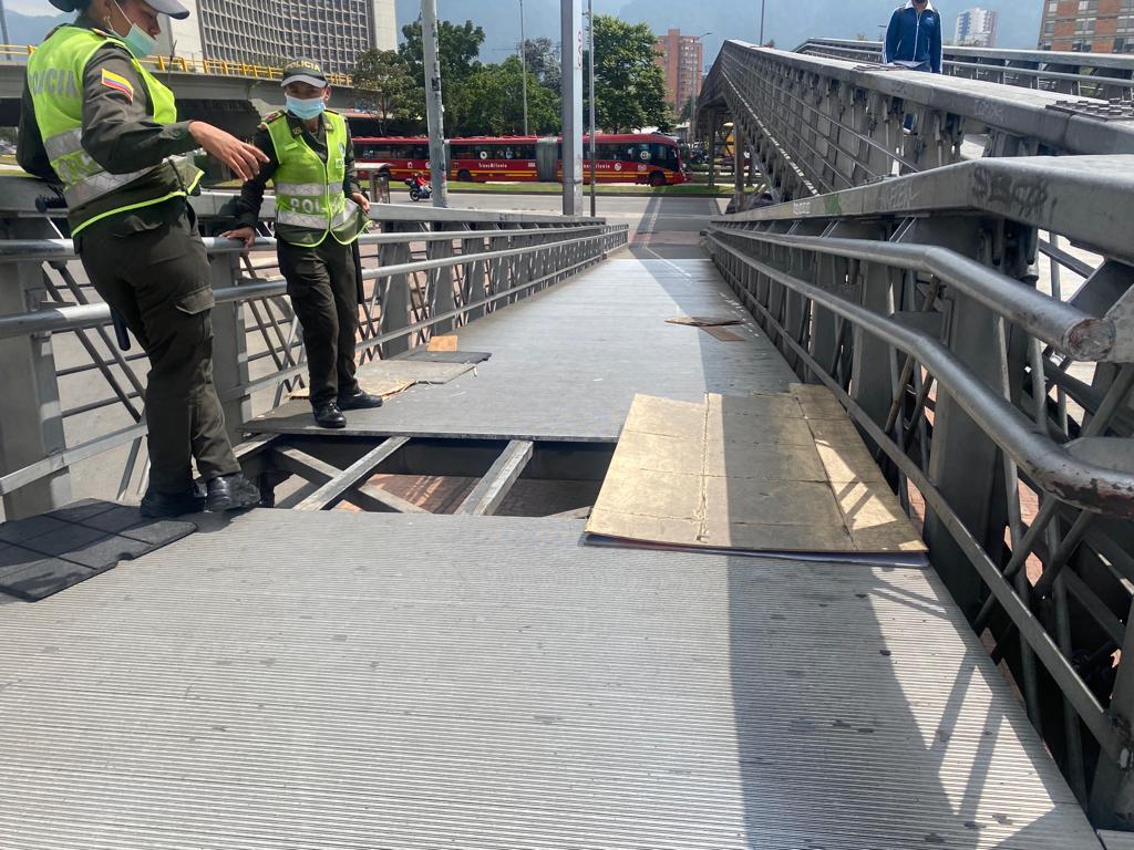 Aprenda cómo denunciar el robo de láminas en puentes peatonales 1 Aprenda cómo denunciar el robo de láminas en puentes peatonales La Secretaría de Movilidad está realizando una nueva iniciativa #PárateEnLaRaya, para que los ciudadanos puedan denunciar en qué puentes peatonales de Bogotá hay fallas, como el robo de las láminas, problemática que recientemente ha causado polémica frente a la reciente caída de tres mujeres que resultaron gravemente lesionadas.