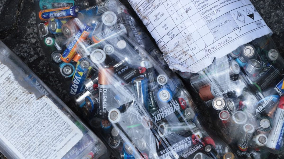 Habrá jornada de 'Reciclatón' este jueves en Engativá A partir de las 8 de la mañana y hasta las 2 de la tarde, este jueves 27 de enero en la localidad de Engativá se llevará a cabo la primera jornada de 'Reciclatón' de este año en Bogotá, donde los ciudadanos podrán entregar residuos especiales y peligrosos a la Secretaría de Ambiente, que liderara la iniciativa.  