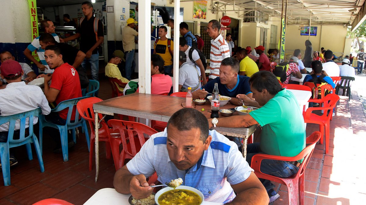 Negocios de comidas y bebidas no pagarán impuesto al consumo en 2022 La Dian expidió resolución para reglamentar el Registro Único de Beneficiarios (RUB) La Dirección de Impuestos y Aduanas Nacionales (Dian) confirmó que aquellos negocios que se dedican exclusivamente al expendio de comidas y bebidas no tendrán que pagar el impuesto al consumo este año.
