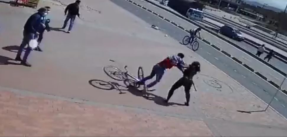EN VIDEO: mujer no se deja robar y se defiende del delincuente En los videos de una cámara de seguridad quedó registrado cuando una mujer que caminaba hablando por celular es sorprendida por un pillo en una bicicleta que intenta hurtarle su teléfono, pero el ladrón nunca imaginó que su víctima no permitiría que la robaran.
