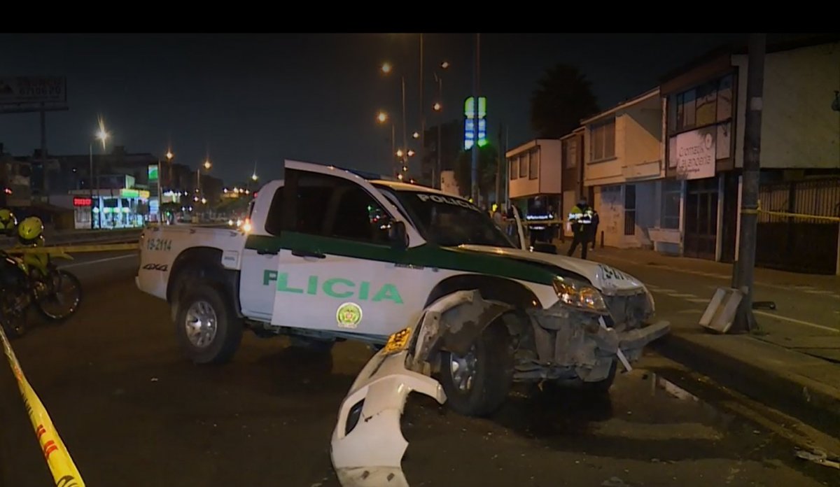 Insólito: borracho se robó patrulla de la policía y manejó hasta Bogotá 1 Insólito: borracho se robó patrulla de la policía y manejó hasta Bogotá Un insólito y curioso caso se presentó en las últimas horas. Un joven de 19 años que estaba borracho se robó una patrulla de la policía en el municipio de Suesca, en Cundinamarca, y manejo más de 60 kilómetros hasta Bogotá, donde finalmente se estrelló, en la localidad de Engativá.