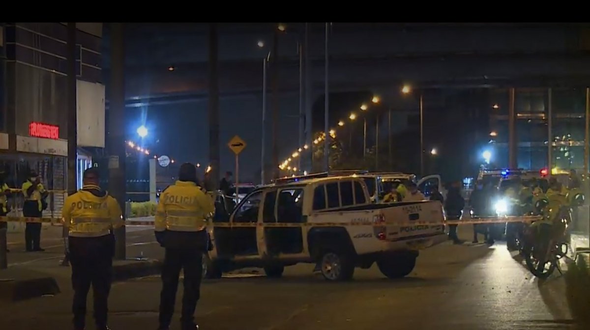Insólito: borracho se robó patrulla de la policía y manejó hasta Bogotá 2 Insólito: borracho se robó patrulla de la policía y manejó hasta Bogotá Un insólito y curioso caso se presentó en las últimas horas. Un joven de 19 años que estaba borracho se robó una patrulla de la policía en el municipio de Suesca, en Cundinamarca, y manejo más de 60 kilómetros hasta Bogotá, donde finalmente se estrelló, en la localidad de Engativá.
