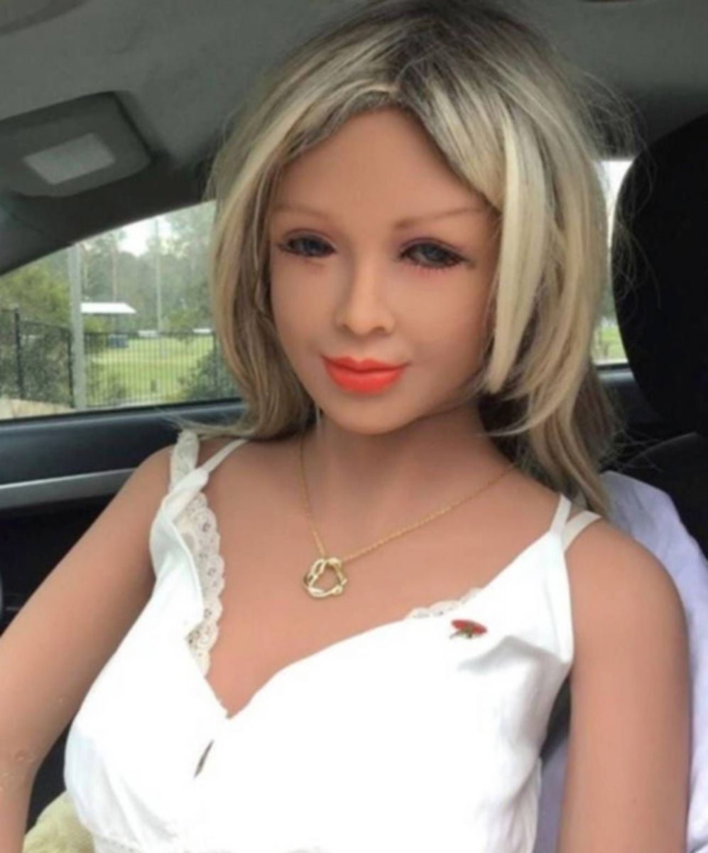 Se enamoró de su robot y sueña casarse con ella Emma, ese es el nombre que tiene loco de amor a Geoff Gallagher, un australiano que ha decidido romper todas las reglas y buscar la forma de casarse con ella.