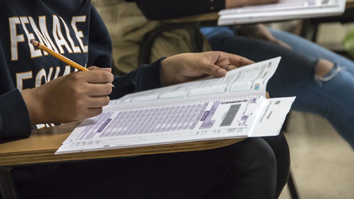 Las pruebas Saber Pro se harán dos veces al año Con la confirmación de que este 2022 todas las instituciones educativas deberán volver a la presencialidad el Ministerio de Educación Nacional y el Instituto Colombiano para la Evaluación de la Educación (Icfes) buscan las mejores alternativas para que los estudiantes puedan presentar su prueba, por eso ahora se harán dos veces al año, ya que diferentes estudiantes no pudieron graduarse debido a que esta prueba solo se realizaba a fin de año.