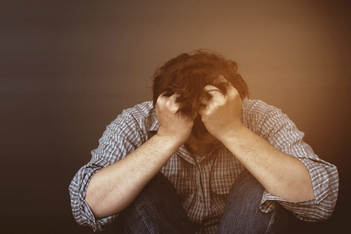 Hablemos de depresión: Aprenda a detectar, qué hacer y a quién acudir Sentirse triste, melancólico o infeliz por periodos cortos se relaciona con la depresión; sin embargo, cuando la frustración y los sentimientos negativos permanecen por un periodo más prolongado, se considera como un trastorno clínico que puede llegar a afectar de manera significativa la vida. 