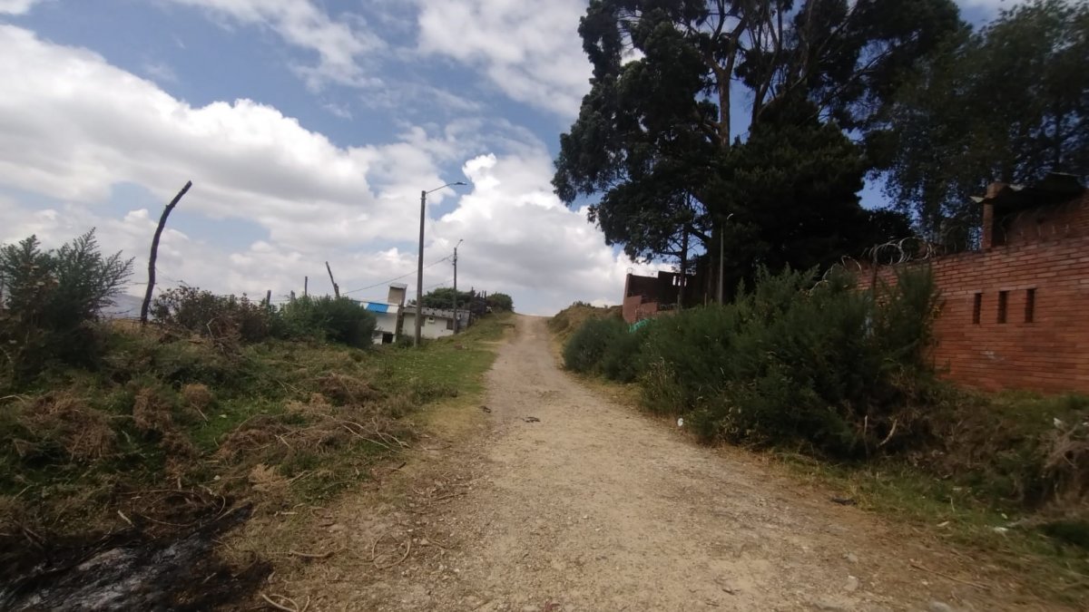 En zona verde de Altos de Zique hallan cuerpo con heridas de puñal 1 En zona verde de Altos de Zique hallan cuerpo con heridas de puñal Dos personas que caminaban la zona boscosa que atraviesa el barrio Altos de Zique (en San Cristóbal), la tarde de este domingo, se encontraron con una escabrosa escena que les puso los pelos de punta: un hombre yacía en medio del pastizal con lago hemático en su ropa y varias heridas en el cuello y pecho.