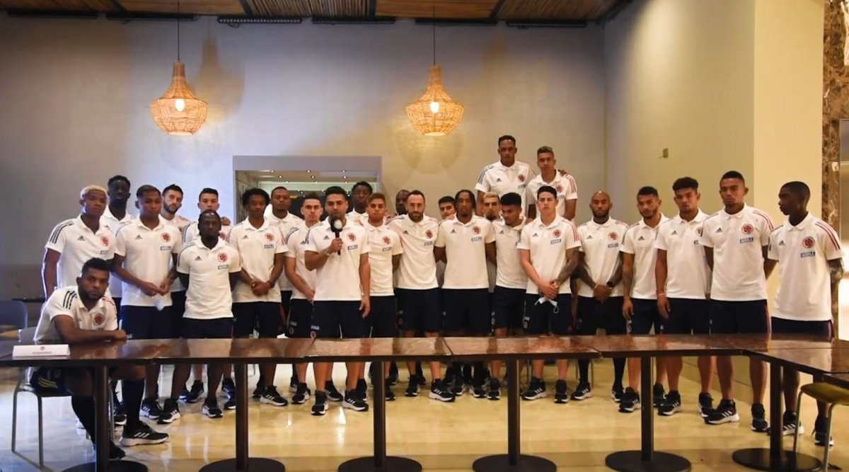 Jugadores de la Selección Colombia le mandan saludo a Egan Bernal 1 Jugadores de la Selección Colombia le mandan saludo a Egan Bernal La Selección Colombia de fútbol, en medio de la concentración que adelanta en Barranquilla para los juegos de la Eliminatoria Suramericana rumbo al Mundial Catar 2022, contra Perú y Argentina, enviaron un mensaje de apoyo a Egan Bernal, quien se accidentó a comienzos de semana.