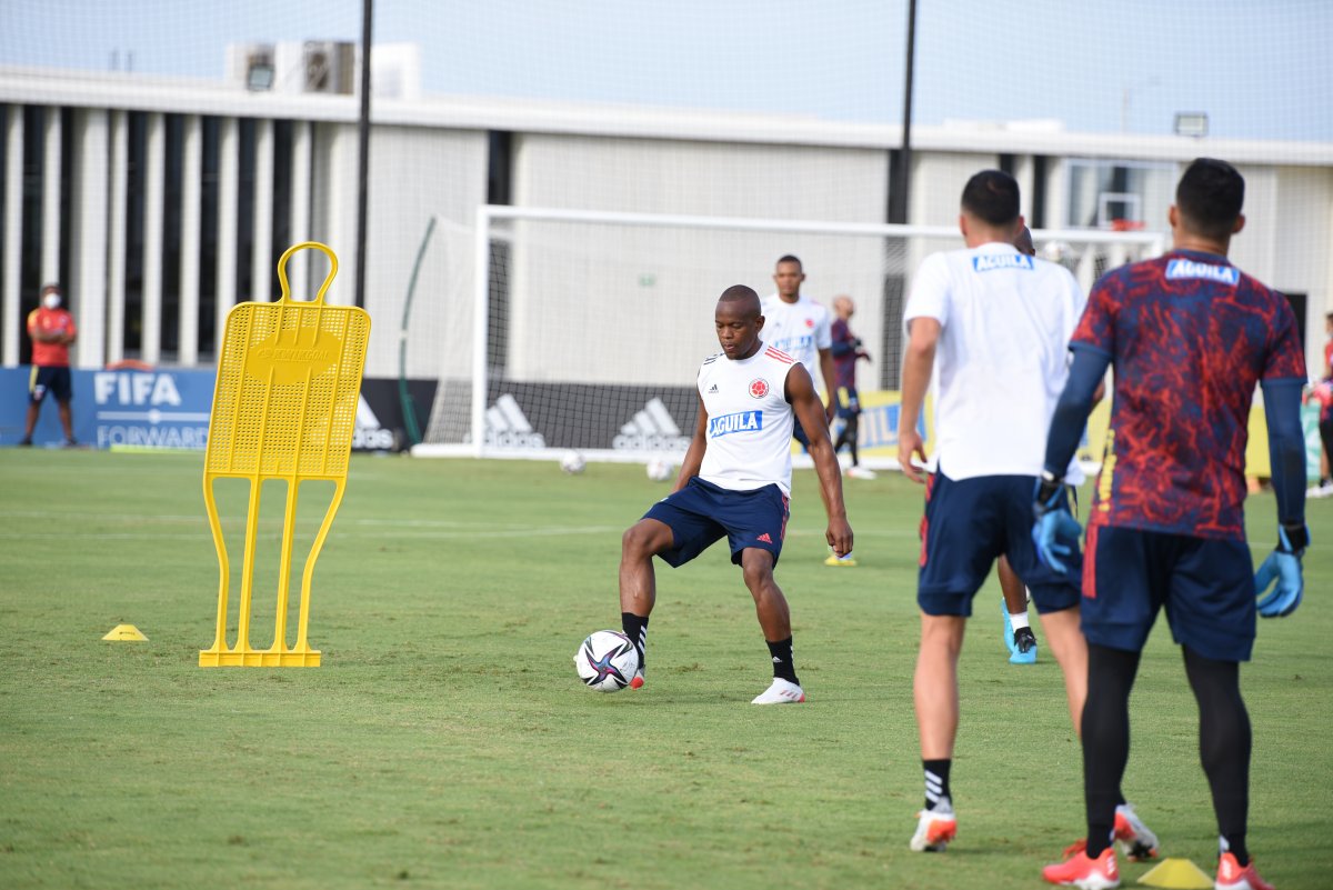 Rueda trabaja desde hoy con el grupo de 28 jugadores completo Con la llegada de Radamel Falcao García y Juan Guillermo Cuadrado en la noche de este lunes, la convocatoria de los 28 jugadores de la Selección Colombia quedó completa de cara a los retos que tendrá en las fechas 15 y 16 de las Eliminatorias Suramericanas, para enfrentar a Perú y Argentina.