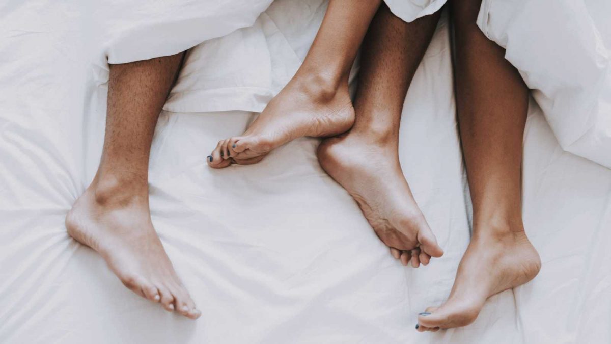 Se casó con su esposa para verla tener sexo con otros hombres Cuando dejaron de tener sexo, comenzaron a tener tríos, que luego se volvieron hacia Sarai diciéndole a Dakota que se iba a acostar con quien quisiera mientras él se sentaba en la esquina y miraba.